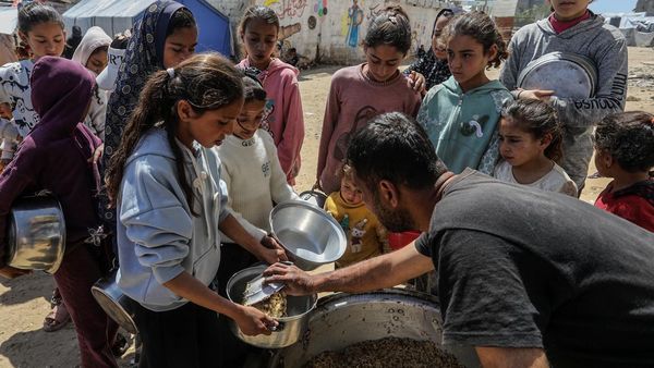 Krisis Pangan, Warga Berdesakan Antre Makanan