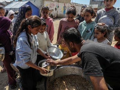 Krisis Pangan, Warga Berdesakan Antre Makanan