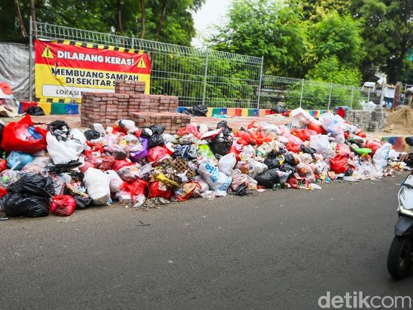 Kuota Bantar Gebang Dibatasi, Sampah Meluber di Jalanan Slipi