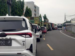 Kendaraan Antre Panjang di Pelabuhan Merak Imbas Bakauheni Padat