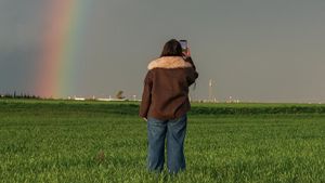 Langit Qamishli Berwarna! Pelangi Muncul, Warga Ramai-ramai Foto