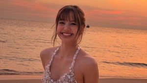 Bak Putri Duyung, Gaya Lisa BLACKPINK Rayakan Ultah ke-29 Pakai Bra di Pantai