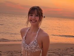 Bak Putri Duyung, Gaya Lisa BLACKPINK Rayakan Ultah ke-29 Pakai Bra di Pantai