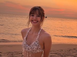 Bak Putri Duyung, Gaya Lisa BLACKPINK Rayakan Ultah ke-29 Pakai Bra di Pantai