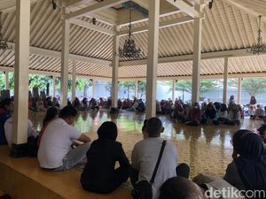 Buruh Garmen di Kalasan Geruduk Kantor Gubernur DIY Buntut 3 Bulan Tak Digaji
