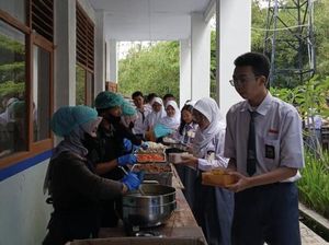 MBG Prasmanan Menu Lontong-Opor Warnai Halal Bihalal Siswa di Sukabumi