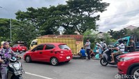 Truk Angkut Bata Merah Rusak di Urip Sumaharjo Makassar, Lalin Tersendat