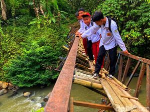 Cerita Pilu Pelajar Bertaruh Nyawa di Jembatan Melintir Sukabumi