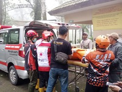 Mayat Pria Bersimbah Darah Ditemukan di Bawah Jembatan Cangar