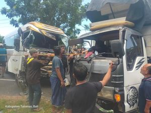 Mobil Travel Tabrak Truk di Jalan Denpasar-Gilimanuk gegara Sopir Mengantuk