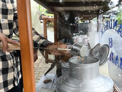 Keteguhan Ramdani Jual Bajigur di Tengah Gempuran Minuman Kekinian