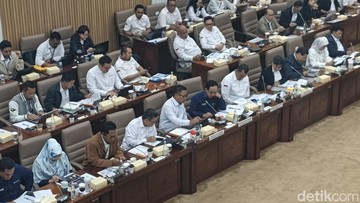 Berita dari Detik Finance: Bos Antam Ngadu ke DPR, Minta Transaksi Perak Domestik Bebas PPN 12%