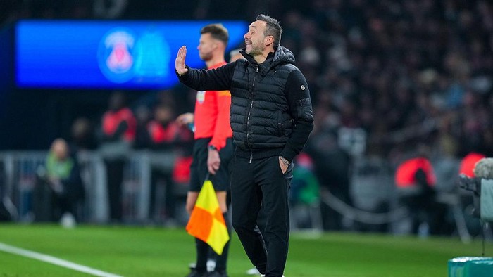 PARIS, FRANCE - FEBRUARY 08: Roberto De Zerbi, Head coach of Olympique de Marseille gives instructions during the Ligue 1 McDonalds match between Paris Saint-Germain FC and Olympique de Marseille at Parc des Princes on February 08, 2026 in Paris, Fr