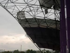 Angin Puting Beliung Bikin Atap Stadion Rusak-Pohon Tumbang di Tangerang