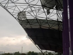 Angin Puting Beliung Bikin Atap Stadion Rusak-Pohon Tumbang di Tangerang