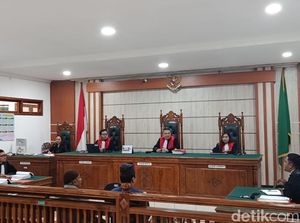 Tangis Istri Pelatih Valencia Saat Sidang Kasus Kapal Tenggelam di Labuan Bajo