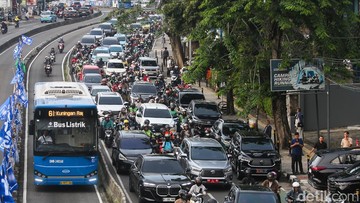Tak Ada Penumpang saat Bus TransJ Tabrak Separator Busway di MT Haryono