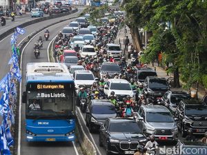 Tak Ada Penumpang saat Bus TransJ Tabrak Separator Busway di MT Haryono
