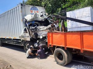 Adu Banteng Bus Vs Truk di Pantura Situbondo, Ayah-Anak Tewas