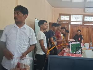 Keluarga 7 Tersangka Pembakaran Mahasiswa UMBY Protes di Kejari Kupang