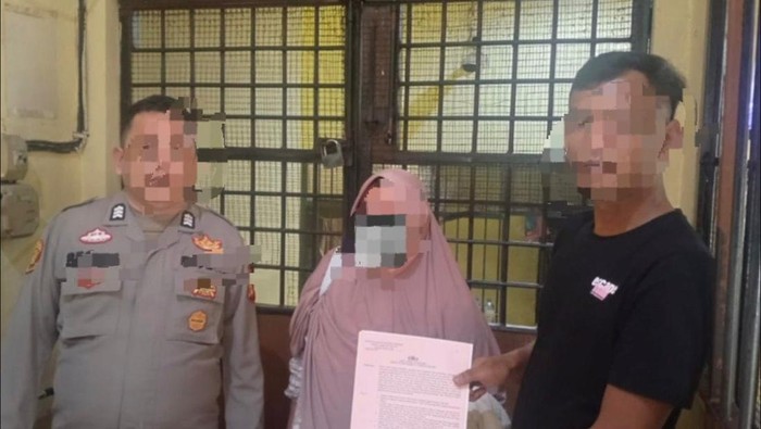 Wanita yang melakukan penipuan biji kopi warga di Pagar Alam saat diamankan polisi