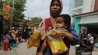 Warga Antre Bantuan Beras dan Minyak di Tangsel