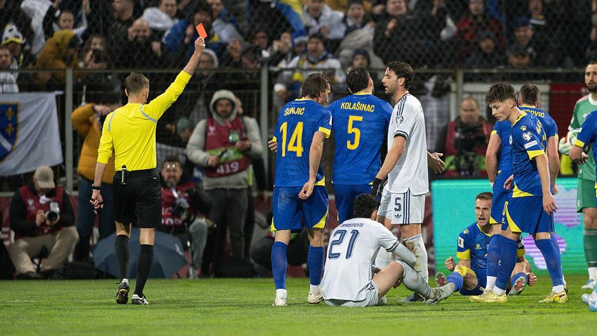 Momen wasit memberikan kartu merah ke Alessandro Bastoni. (Foto: NurPhoto via Getty Images/NurPhoto)