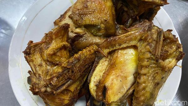 Rela Antre Demi Cicip Ayam Goreng Legendaris Favorit Nex Carlos!