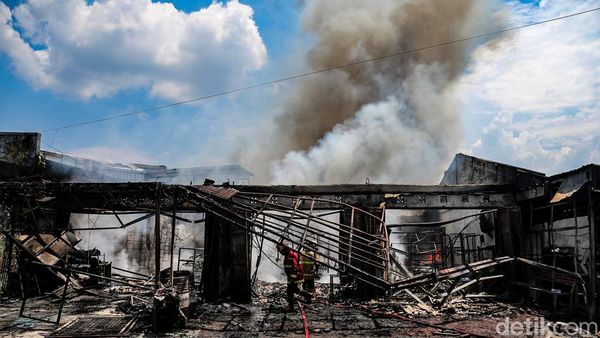 Bengkel di Pamulang Tangsel Kebakaran, Asap Membubung