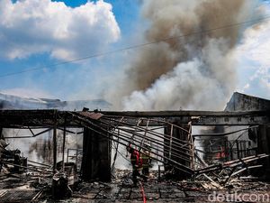 Bengkel di Pamulang Tangsel Kebakaran, Asap Membubung