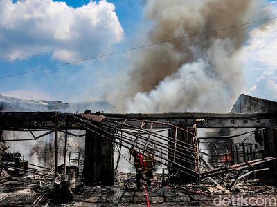 Bengkel di Pamulang Tangsel Kebakaran, Asap Membubung