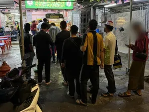 Wah! Ada Wanita Misterius Borong Nasi Kandar buat Dikasih Gratis