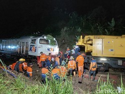 Hambatan Evakuasi Lokomotif KA Ciremai yang Anjlok di Bandung Barat