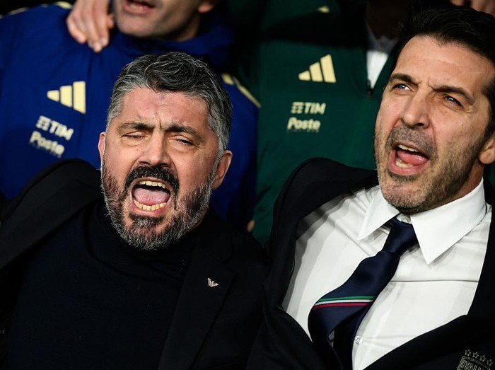 ATLETI AZZURRI D'ITALIA STADIUM, BERGAMO, ITALY - 2026/03/26: Gennaro Gattuso, head coach of Italy, and Gianluigi Buffon sing the anthem during the FIFA 2026 european Qualifier play off football match between Italy and Northern Ireland . Italy won 2-0 over Northern Ireland. (Photo by Andrea Staccioli/Insidefoto/LightRocket via Getty Images)