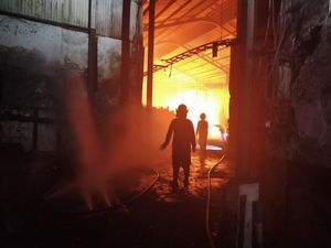 Gudang Kayu di Jalan Hangtuah Sidoarjo Terbakar Hebat