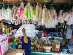 Harga Plastik Mahal, Pedagang Pasar Babak Belur