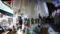 Harga Plastik Naik hingga 50%, Pedagang Pasar Menjerit!