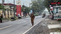 Demi Hemat BBM, Guru di Bojonegoro Pilih Berlari Sejauh 4 Km ke Sekolah