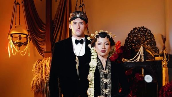 Foto Prewedding Jennifer Coppen-Justin Hubner Usung Adat Jawa, Anggun Berpaes