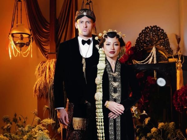 Foto Prewedding Jennifer Coppen-Justin Hubner Usung Adat Jawa, Anggun Berpaes