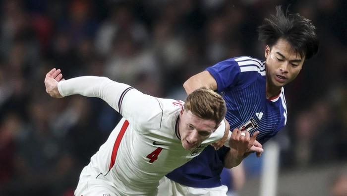LONDON, ENGLAND - MARCH 31: Elliot Anderson of England holds off Kaoru Mitoma of Japan during the international friendly match between England and Japan at Wembley Stadium on March 31, 2026 in London, England. (Photo by Robin Jones/Getty Images)