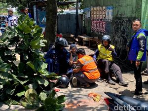 Dahan Pohon Mendadak Jatuh di Bandung, Ojol dan Penumpangnya Tertimpa