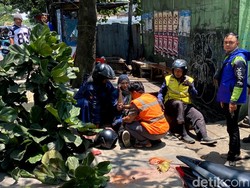 Dahan Pohon Mendadak Jatuh di Bandung, Ojol dan Penumpangnya Tertimpa