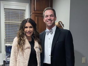 Foto Pernikahan Eks Menteri Trump yang Suaminya Kepergok Tampil Bak Wanita