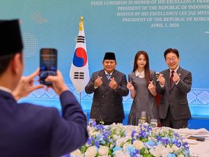 Momen Carmen Hearts2Hearts Foto Bareng Prabowo dan Presiden Korea Selatan