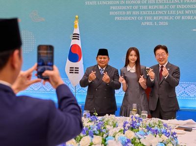 Momen Carmen Hearts2Hearts Foto Bareng Prabowo dan Presiden Korea Selatan