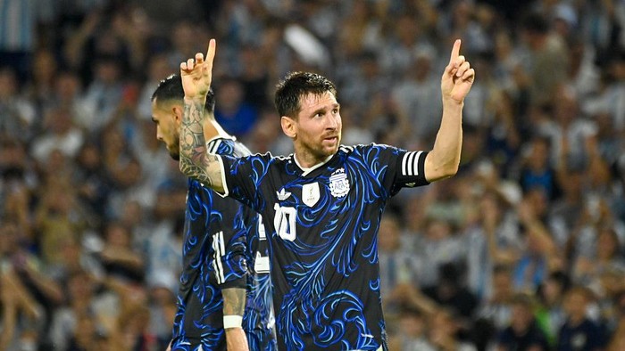 Lionel Messi saat merayakan gol ke gawang Zambia.