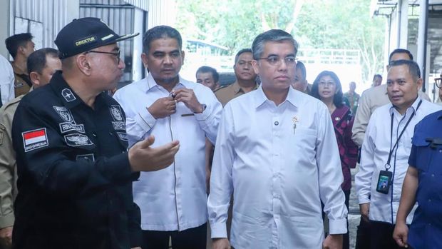 Menteri Ketenagakerjaan (Menaker), Yassierli, melakukan inspeksi mendadak (sidak) ke perusahaan berinisial HSW di Kabupaten Semarang, Jawa Tengah setelah menerima laporan bahwa Tunjangan Hari Raya (THR) pekerja di perusahaan tersebut tidak dibayarkan penuh, Selasa (31/3/2026). (Dok. Biro Humas Kemnaker)