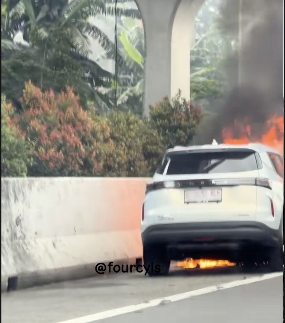 Chery Baru Hangus di Tol