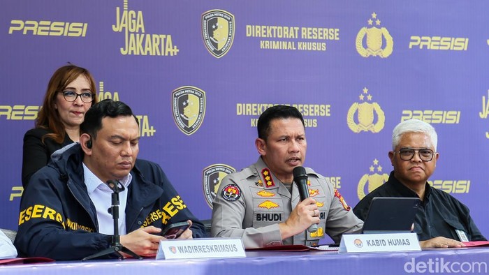 Kabid Humas Polda Metro Jaya Budi Hermanto (kanan) menyampaikan keterangan dalam konferensi pers pengungkapan kasus uang palsu di Polda Metro Jaya, Jakarta, Rabu (1/4/2026).Pengungkapan kasus ini bermula dari penangkapan seorang pelaku di sebuah hote